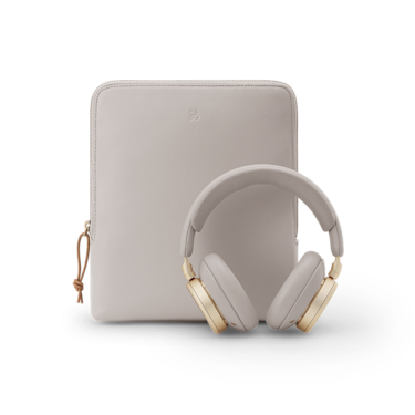 Leather pouch for the Beoplay H100 in Hourglass Sand with the headset next to it