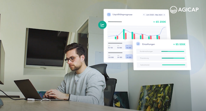 Gründer Robin Haas von der Draint GmbH bei der Arbeit mit Agicap.