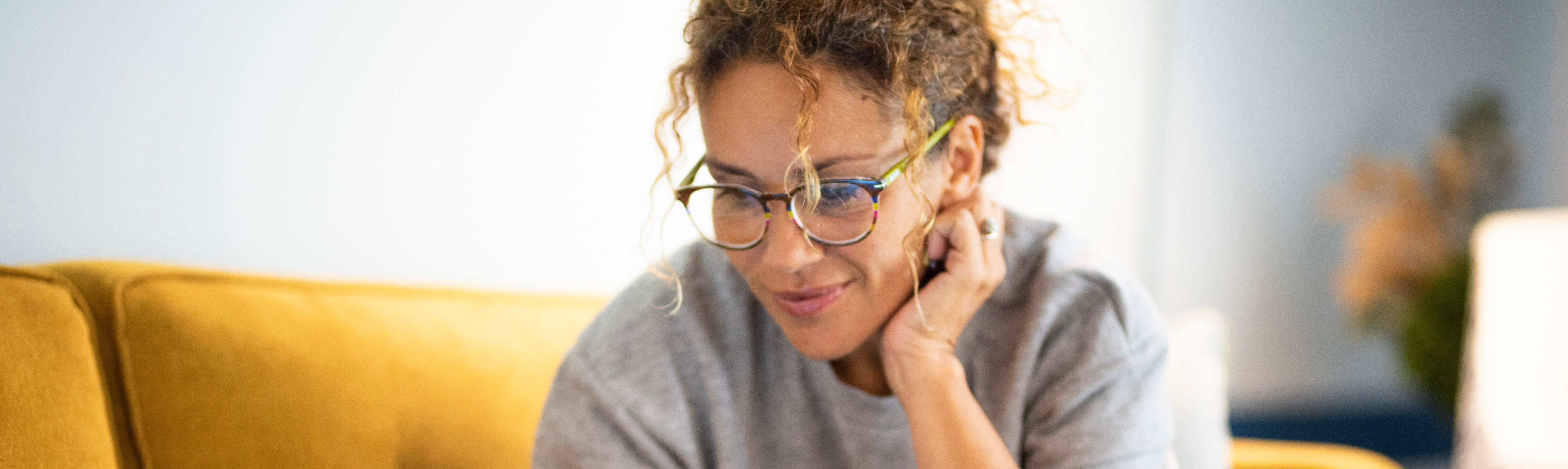 Femme naviguant sur internet depuis son ordinateur portable.