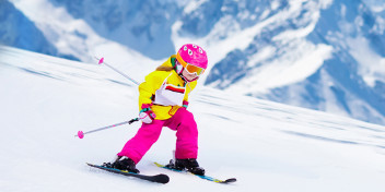 Diese Skiausrüstung sollten Kinder für ihren ersten Schneetrip haben
