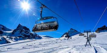 Schneesichere Skigebiete: Wo man im Oktober schon Skifahren kann