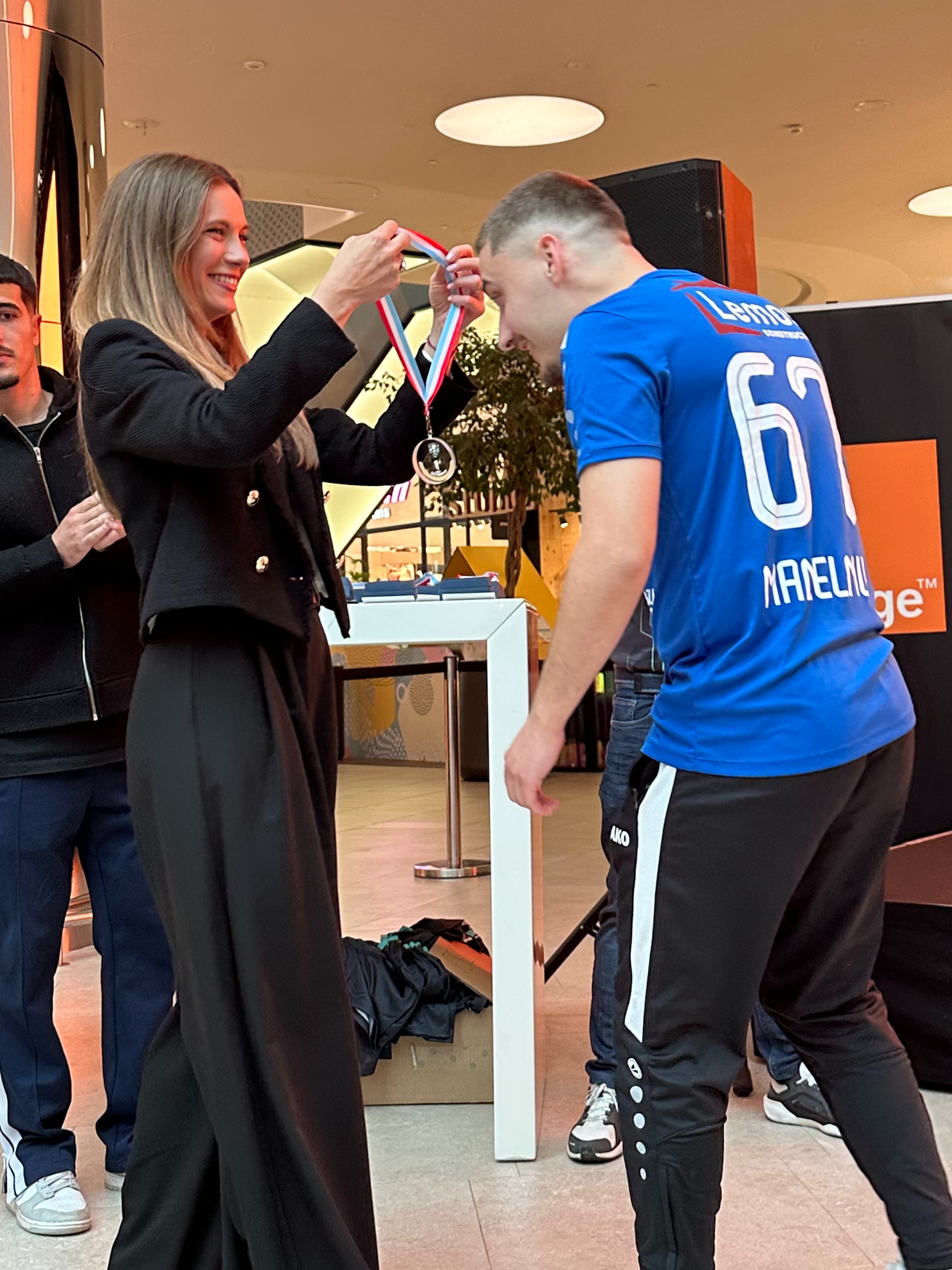 MamelMu receiving the award for winning the Orange eLeague 2025 Second division title