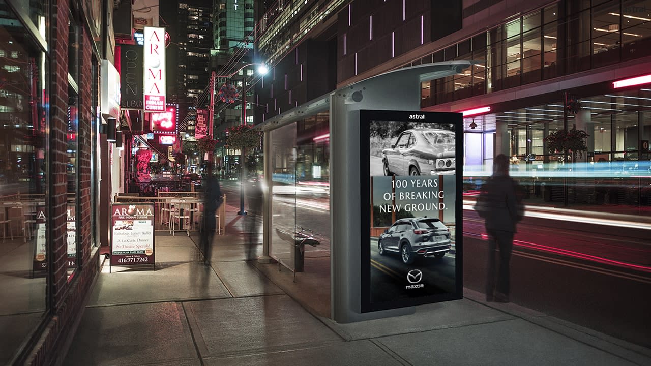 Campagne Mazda affichée sur un écran numérique au Canada.