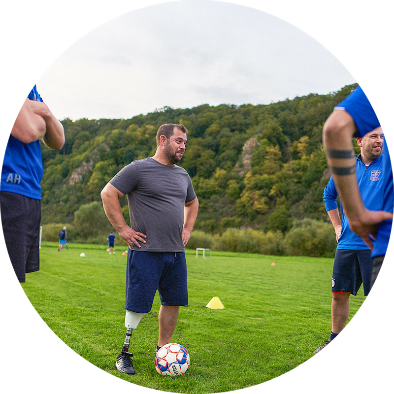 Der Unterschenkelamputierte Beytullah erhält seinen neuen 3D-gedruckten MyFit TT-Schaft vom Orthopädietechniker