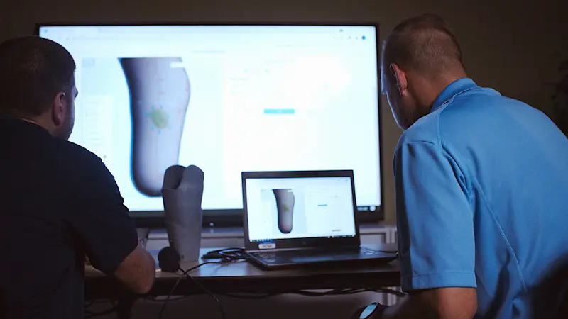 Orthopädietechniker besprechen die Modellierung der 3D-designten MyFit TT Prothesenschaft