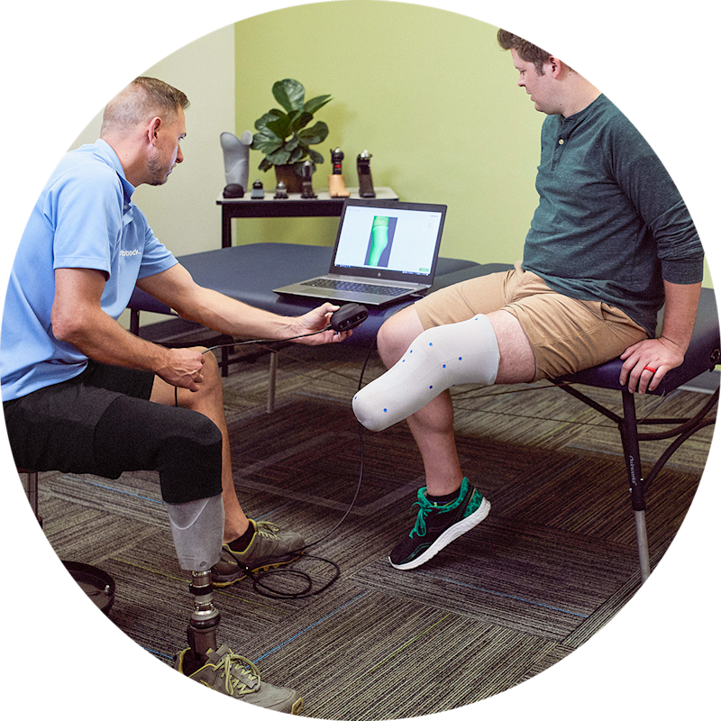 Orthopädietechniker beim 3D-scannen eines Patienten mit iFab EasyScan zur Herstellung des 3D-gedruckten Schaftes MyFit TT