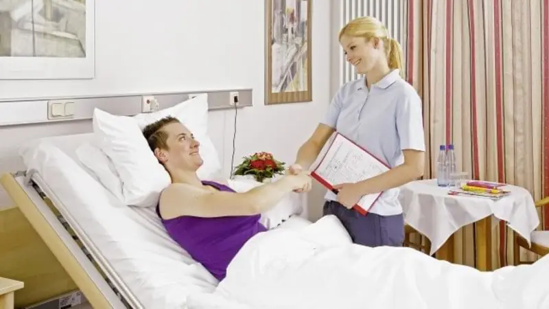 Therapeutin begrüßt Amputierte nach Armamputation