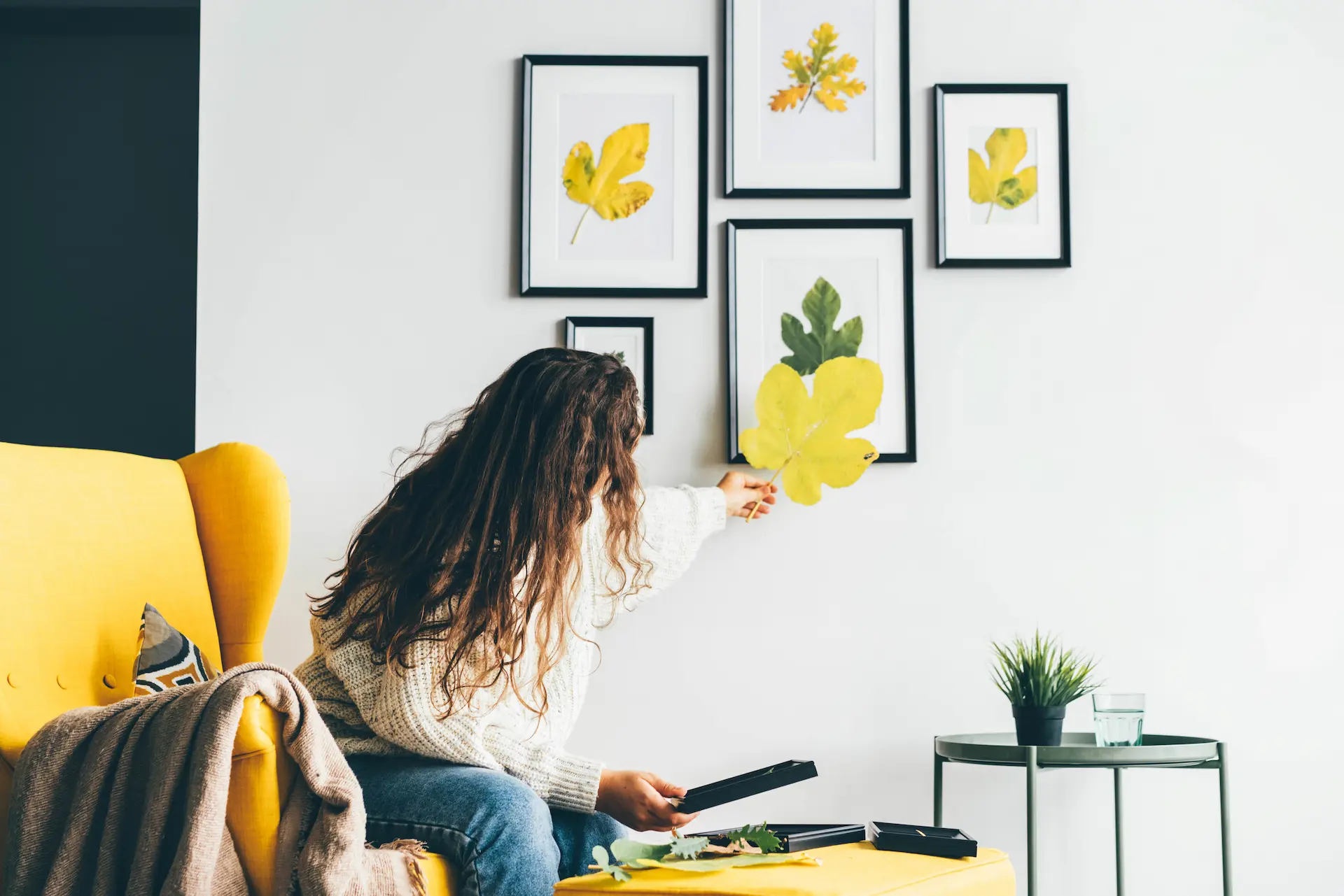 mujer oficina decoración