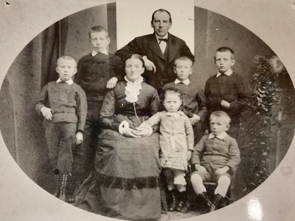 Gerrit Beltman boven-midden
Arend Beltman links van Gerrit Beltman