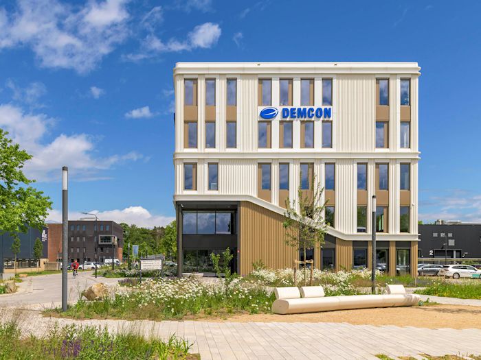 Demcon headquarters op het Kennispark Twente in Enschede. Gebouwd naar ontwerp van Beltman Architecten. Deze zonnige foto is gemaakt door Dirk Verwoerd.