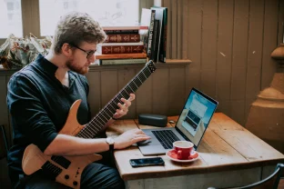 How to connect a guitar or bass to a computer