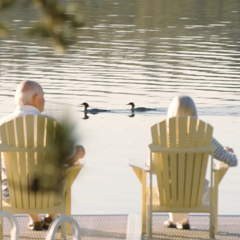 Un couple est assis sur le dock