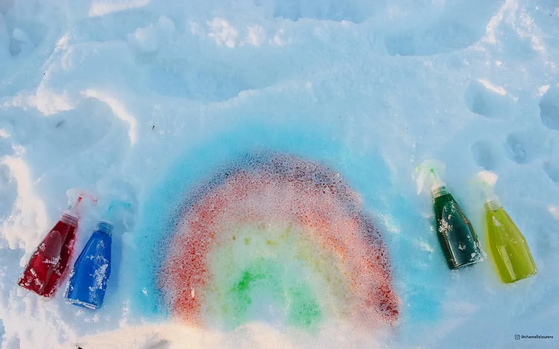 Un arc-en-ciel peint dans la neige.
