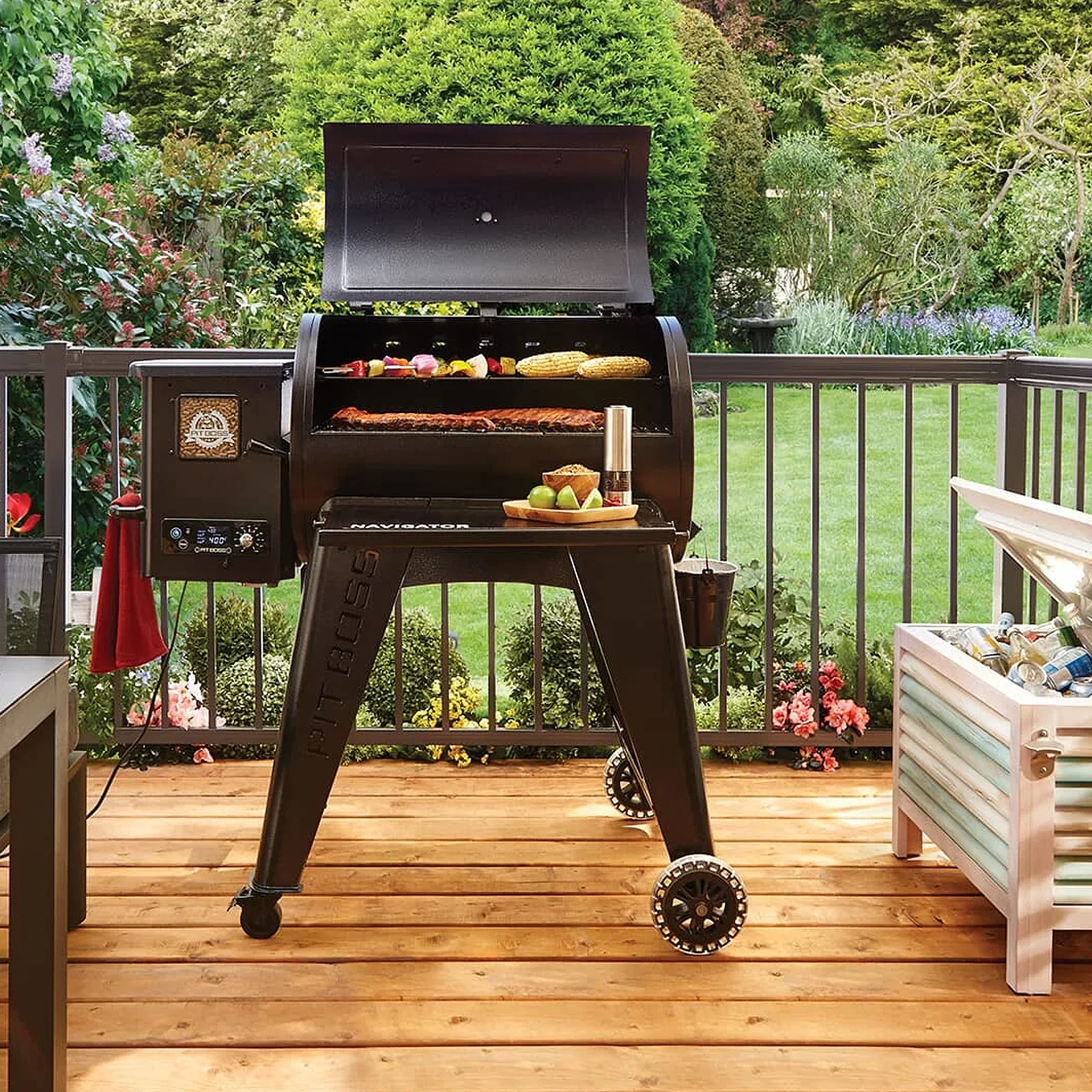 Terrasse dans le jardin avec barbecue