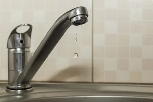 Image d’un robinet de cuisine qui fuit.