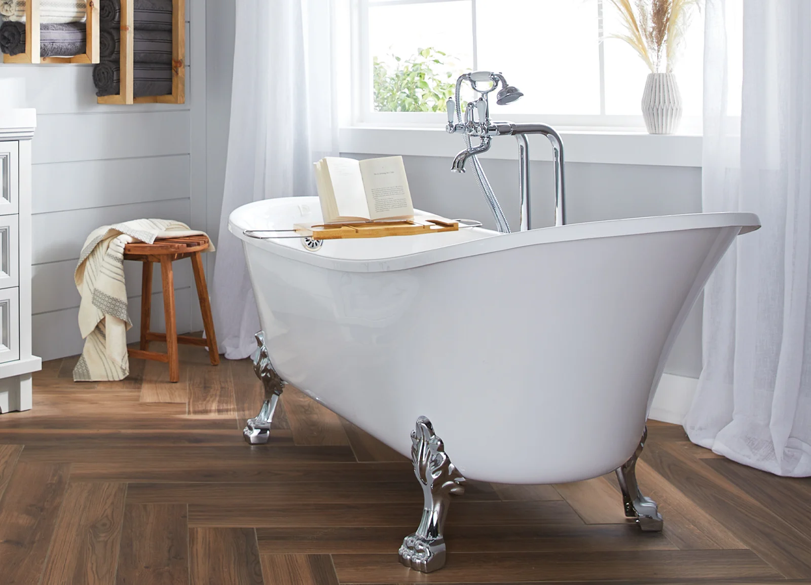 A clawfoot tub
