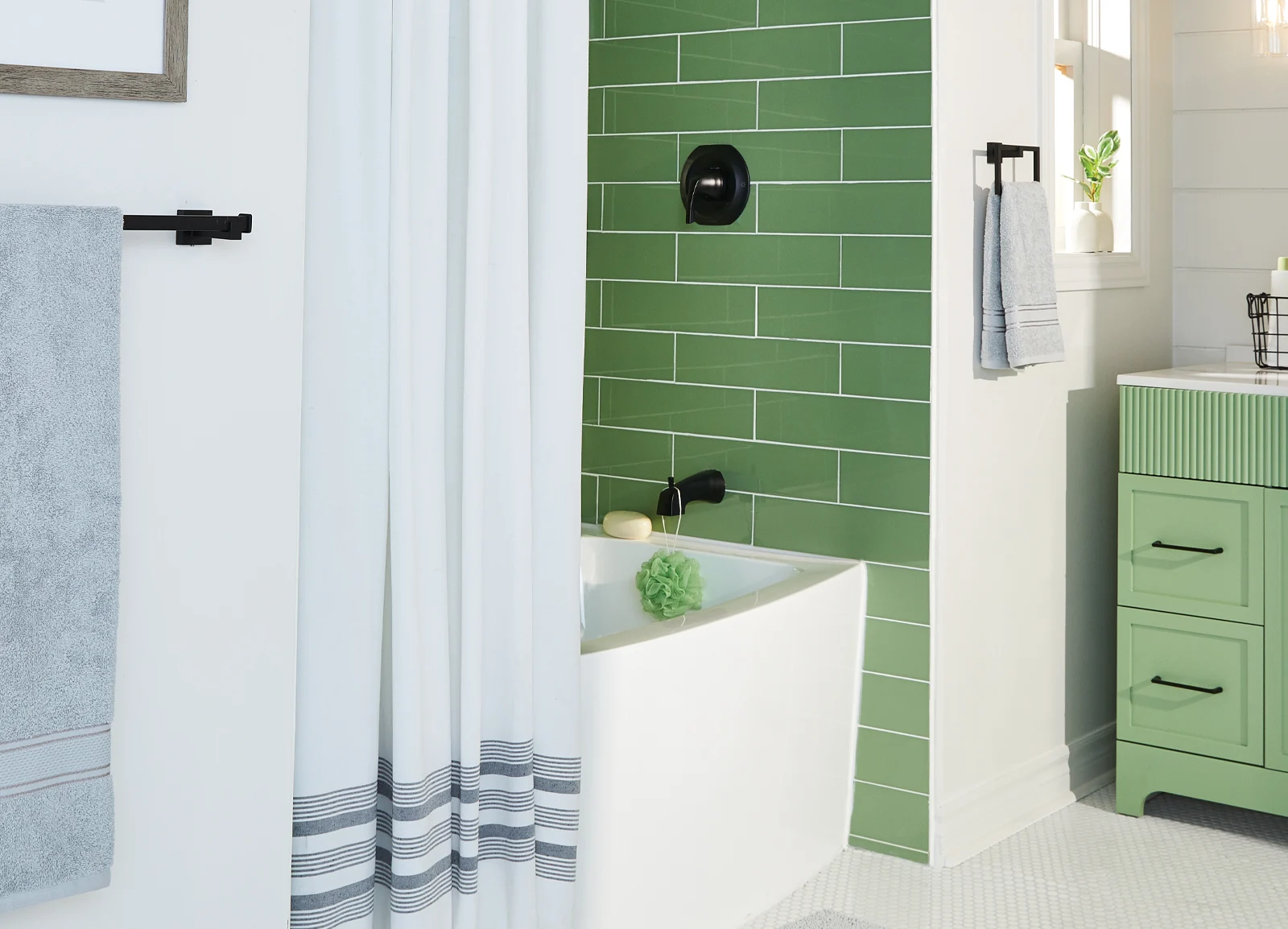 An alcove tub