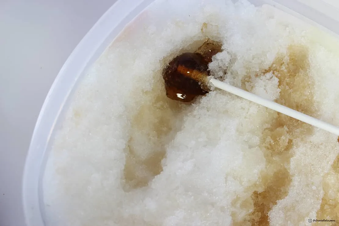 Du sirop d'érable dans la neige