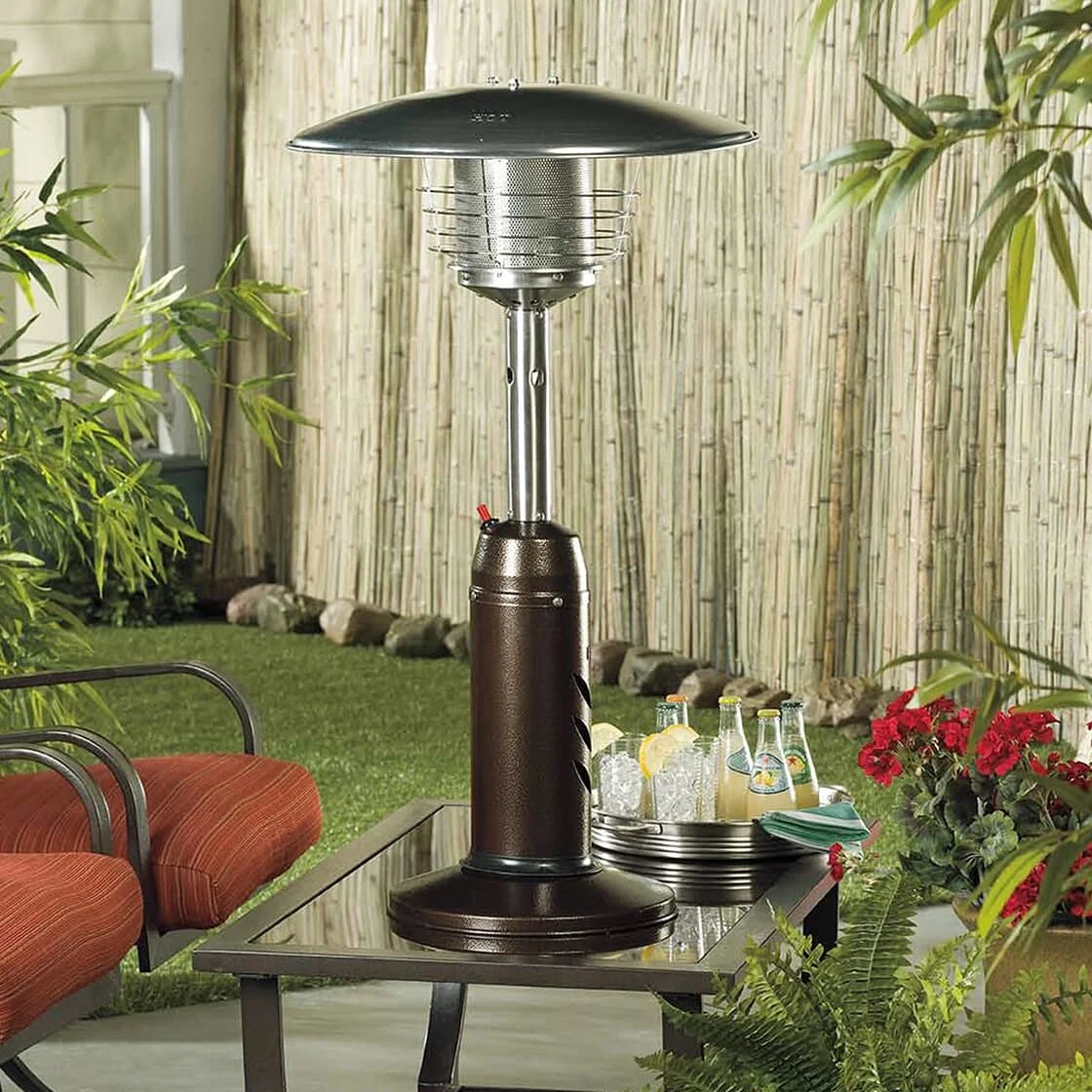 Un chauffe-terrasse portatif au propane.
