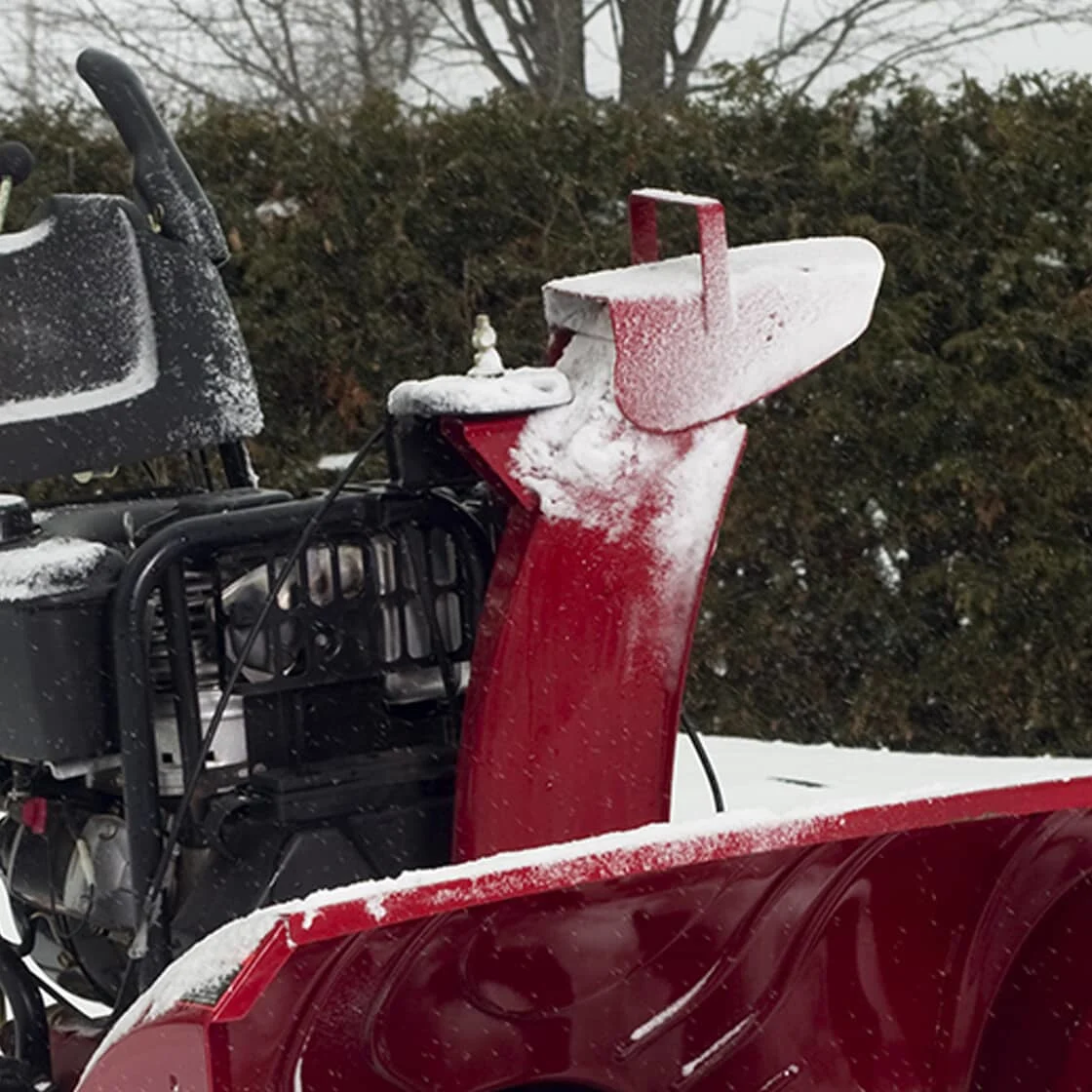 Une goulotte de souffleuse à neige plein de la neige.