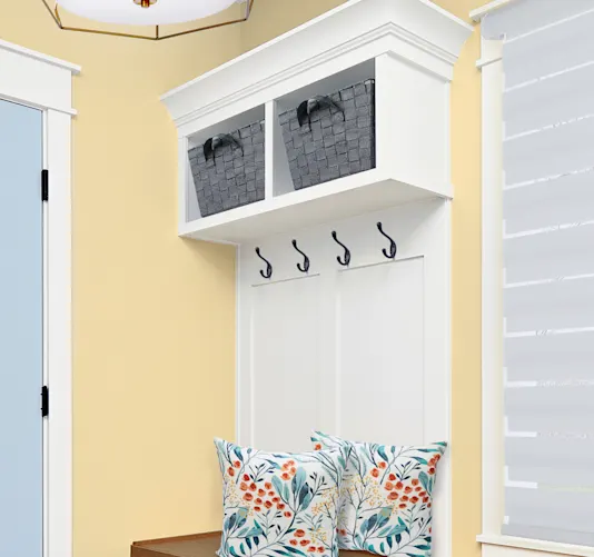 Image d’un vestiaire avec des paniers de rangement.