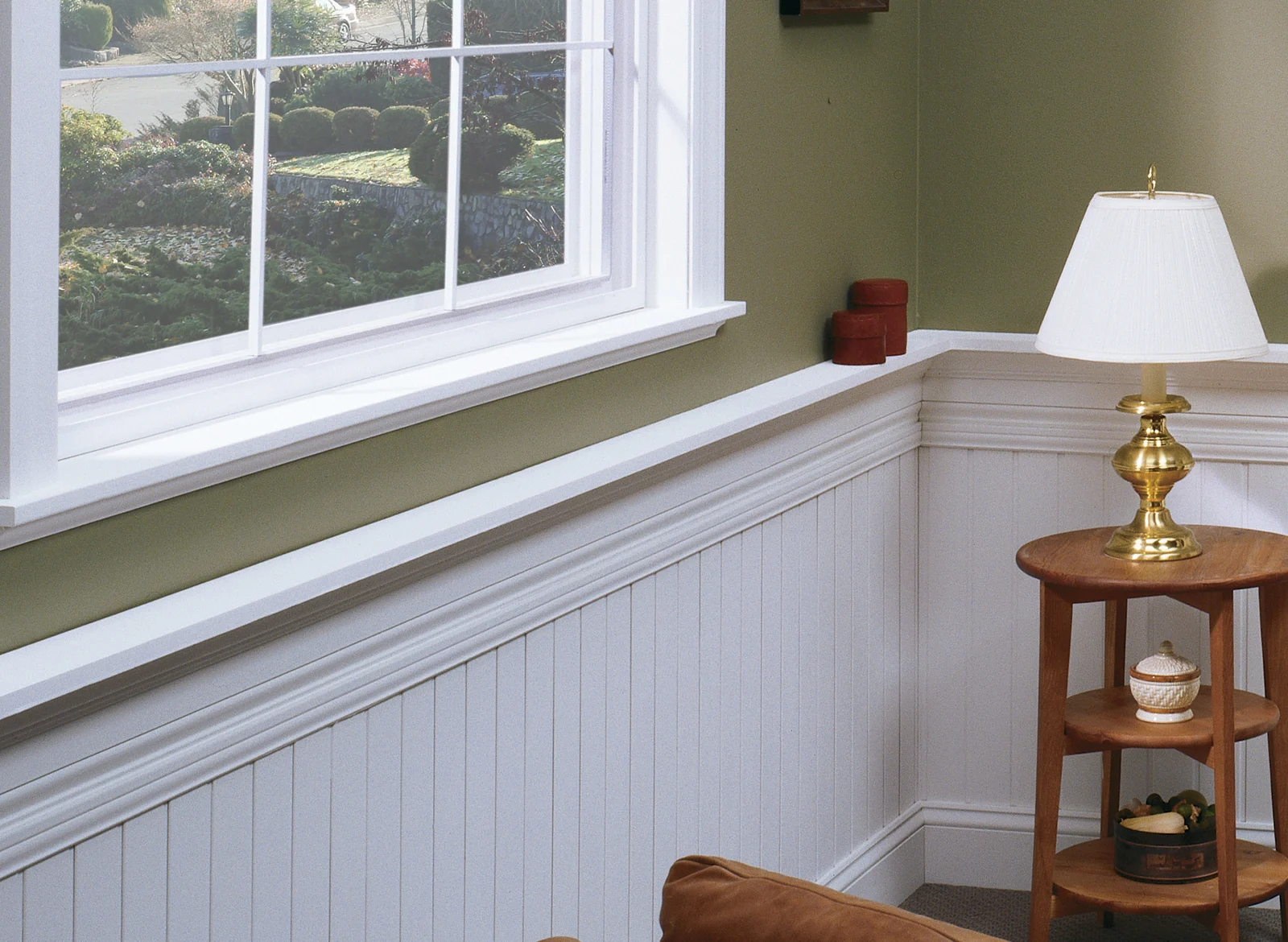 A wall with a chair rail