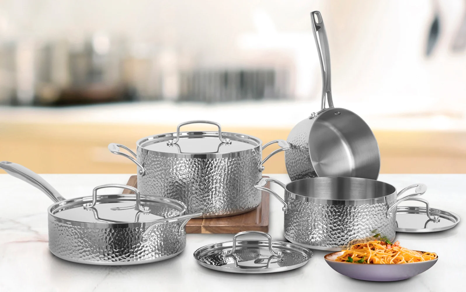 Image d’un ensemble de batteries de cuisine en argent.