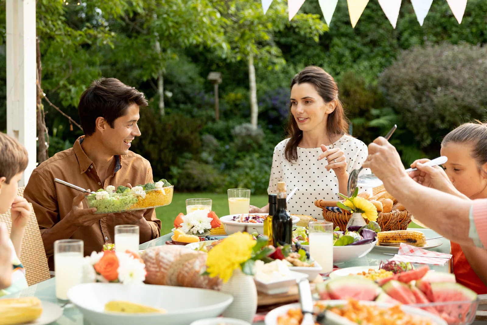 Une famille dîne