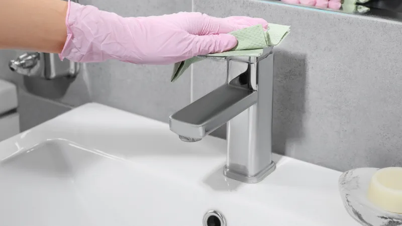 Nettoyer les robinets et drain image d'accroche