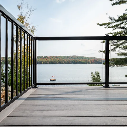 Un patio avec une vue du lac