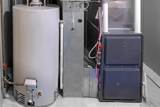 Image d’un système de chauffage dans le sous-sol d’une maison.