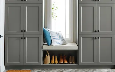Image d’un vestiaire avec des coussins et un banc.