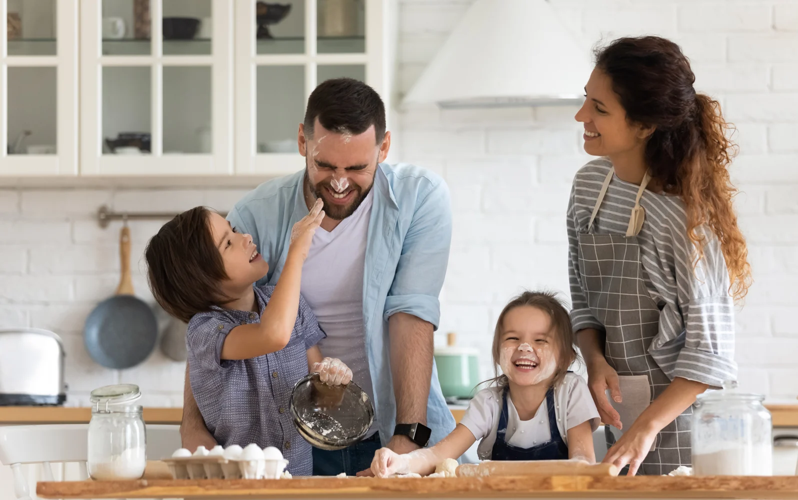 Image d’une famille cuisinant des pâtisseries dans la cuisine.