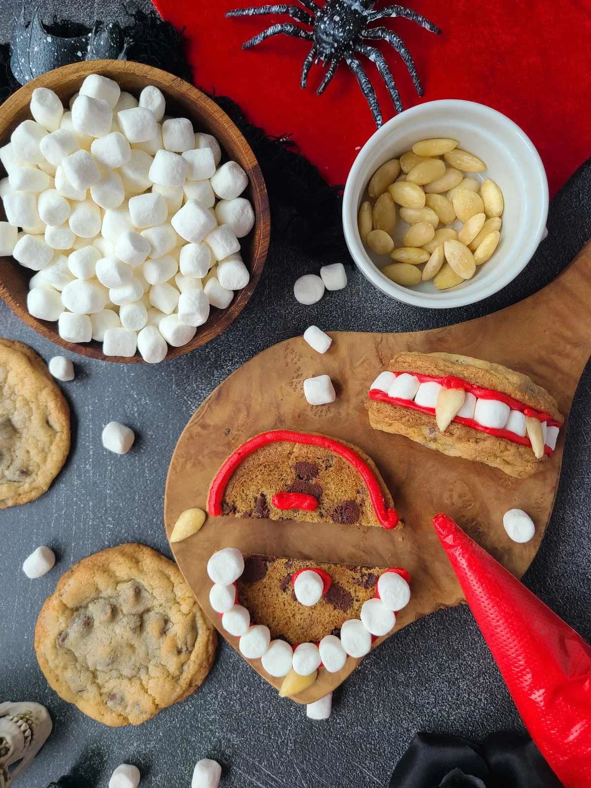 Step 10 - Vampire cookies - decoration cookies marshmallow and almond