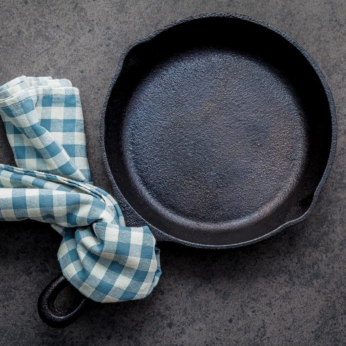 Clean cast iron pan