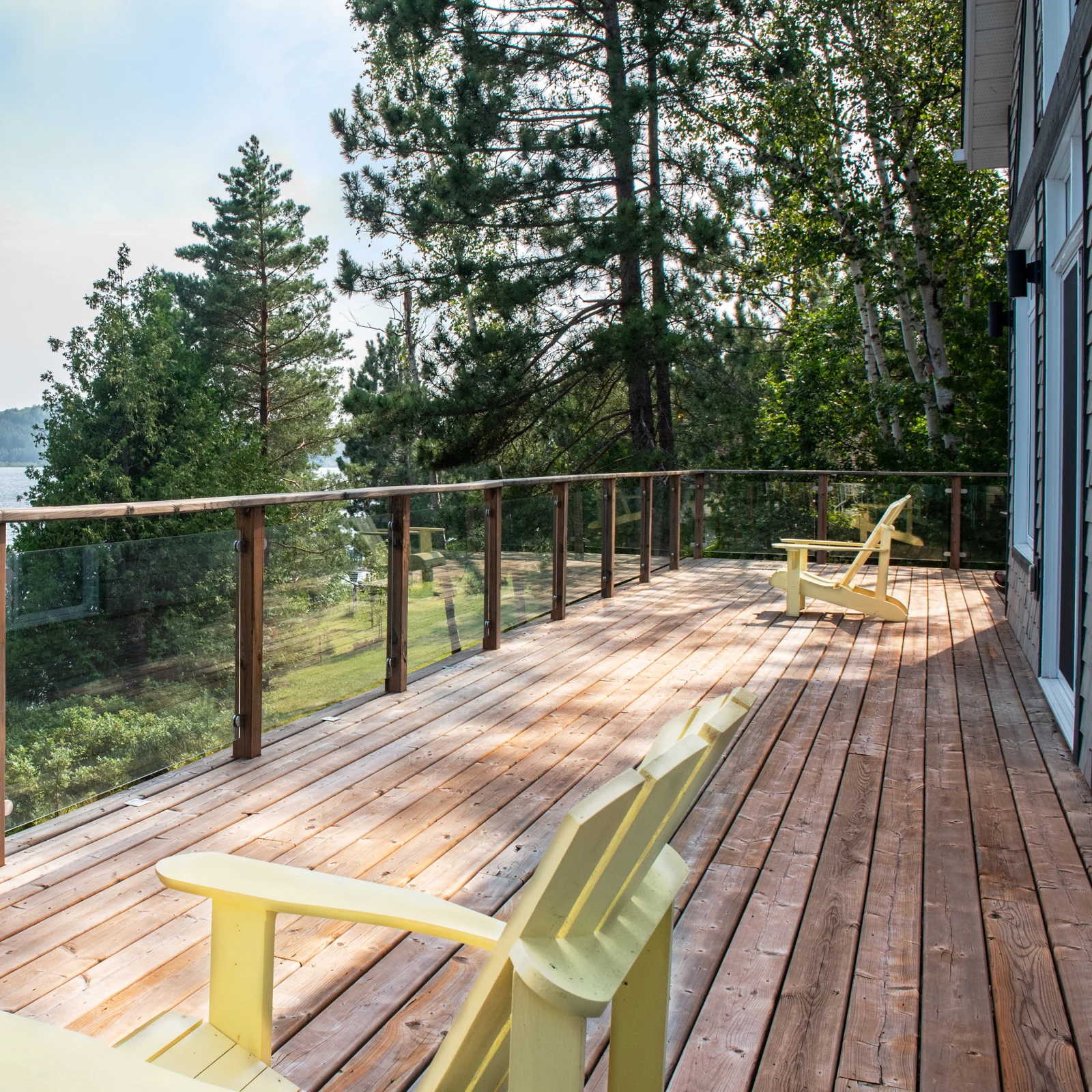 Terrasse en bois dans le jardin