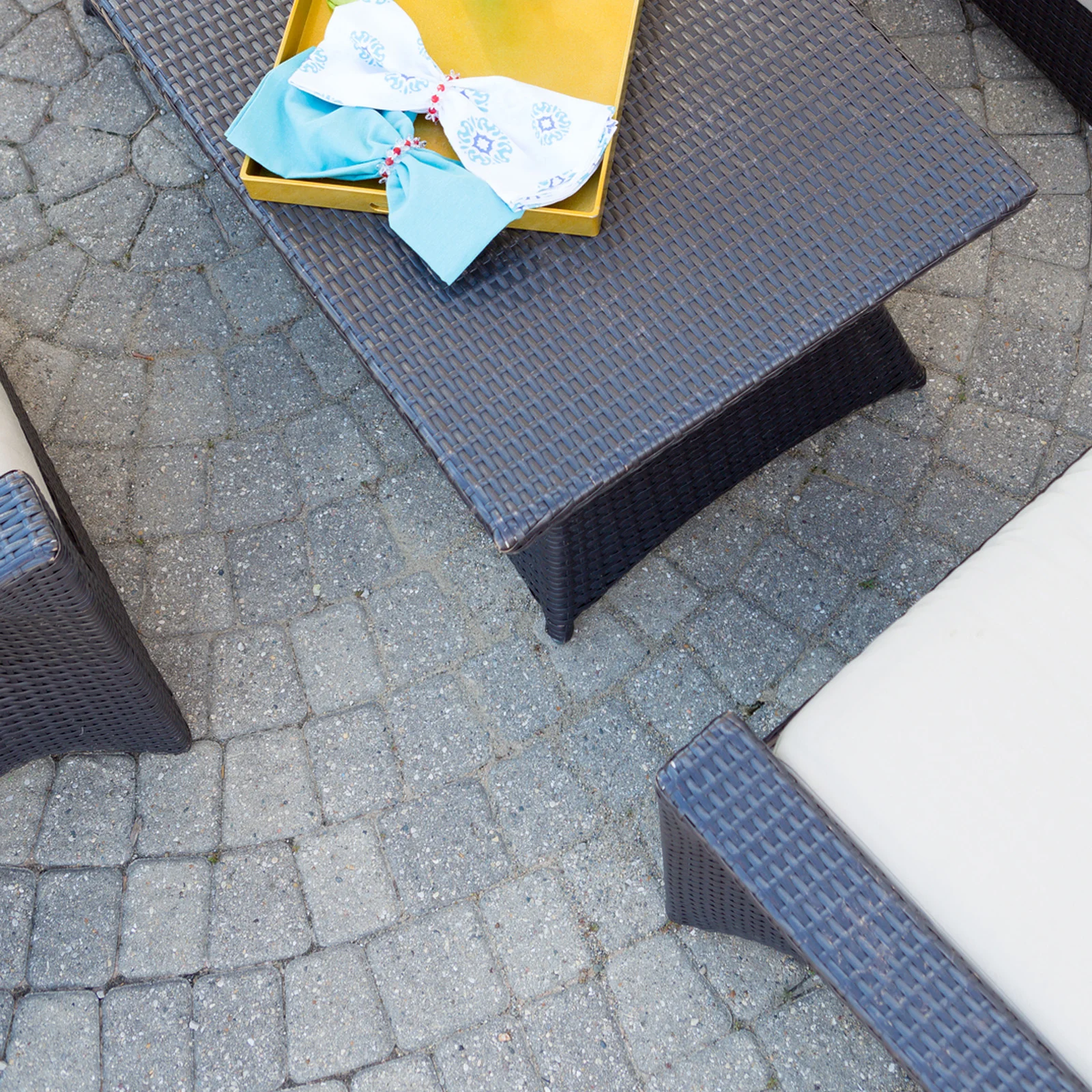 Un patio avec pierres de pavage