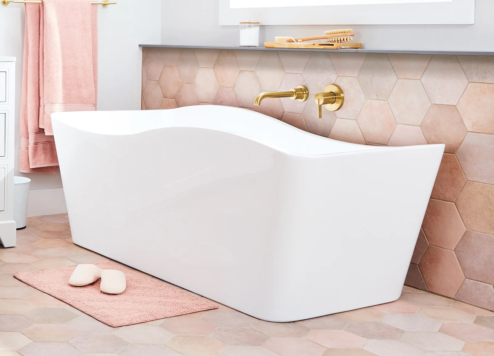 A floor-mounted freestanding bathtub