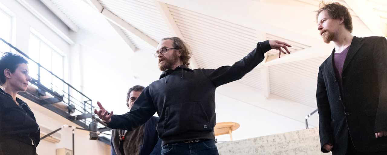 Юрий Муравицкий (в центре) на репетиции спектакля «Вишневый сад» в Театре на Таганке. Фото: Татьяна Китинг