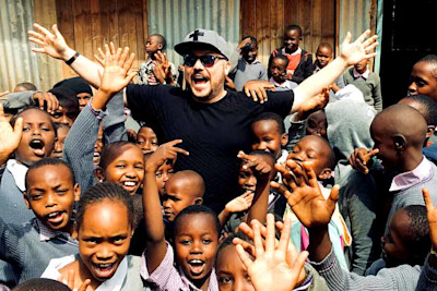 Angelo Maugeri: Celebra il Re, canzone coi bimbi masai