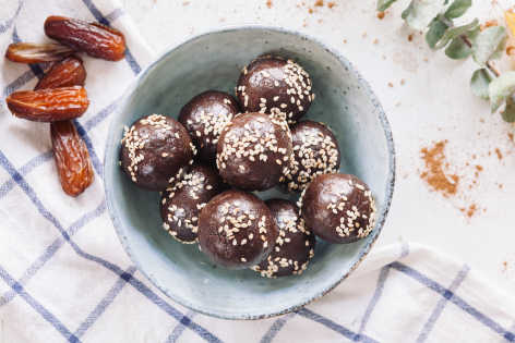 Tahini chocolate bites