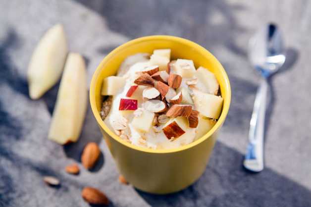 yogurt-oats-apple-almonds-bowl-breakfast