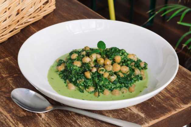 Spicy chickpeas with coconut cream and spinach 