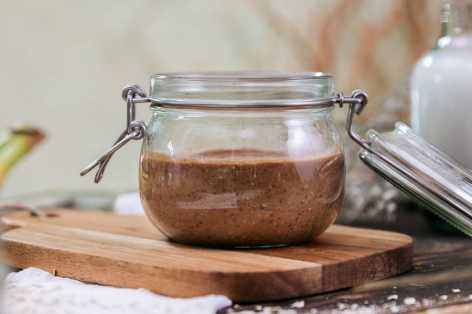 Overnight chia and oat pudding in mason jar 