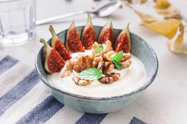 yogurt with fig and walnut