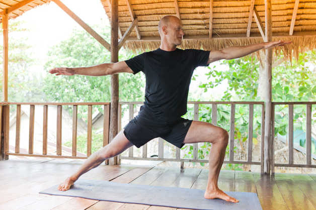 yoga-male-outdoors