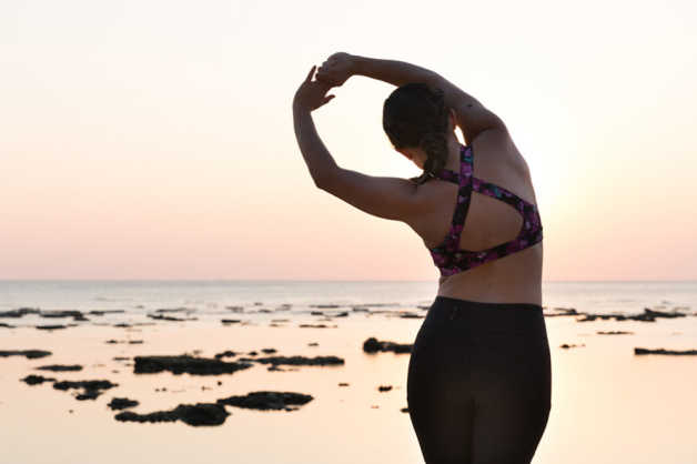 sunset-koh-lanta-fitness-exercise-stretch side bend beach