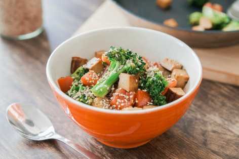 vegan protein recipe scrambled green vegetables tofu