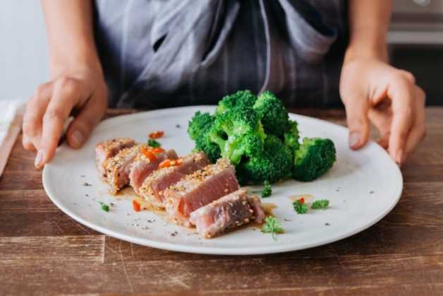 sesame seared tuna with broccoli