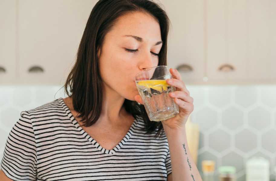 Lemon-water-morning-drinking-female-healthy